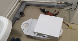 Установка напольного унитаза в Павлово: монтаж под ключ от СантехДомПвв от 5144 рублей.